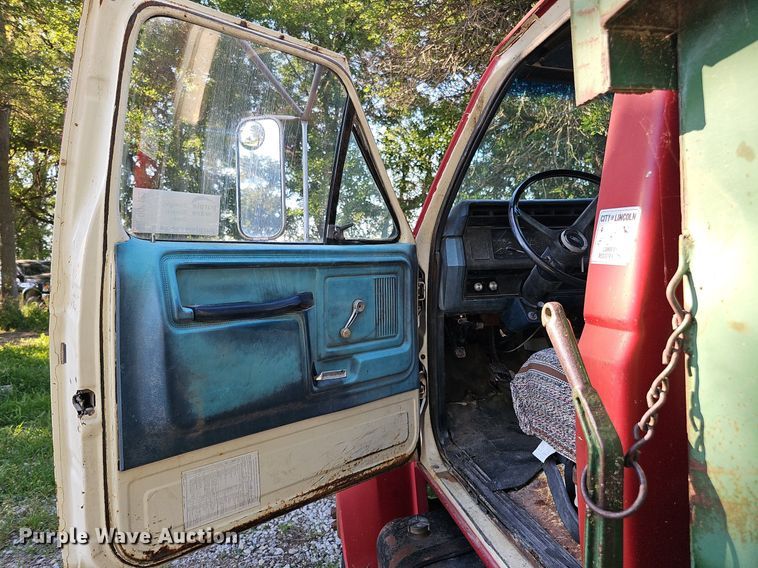 image for item DQ0122 1982 Ford F600  dump truck