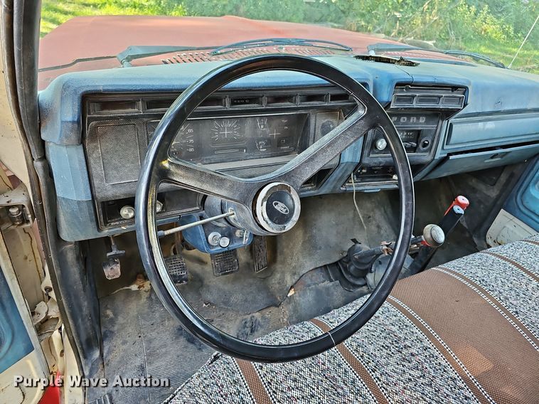 image for item DQ0122 1982 Ford F600  dump truck