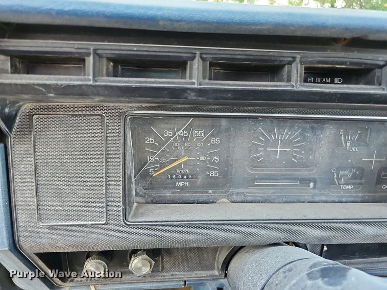 image for item DQ0122 1982 Ford F600  dump truck