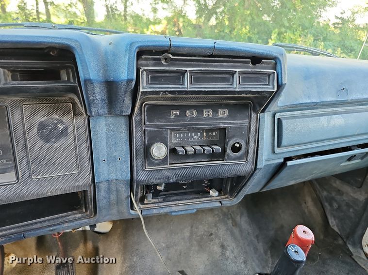 image for item DQ0122 1982 Ford F600  dump truck