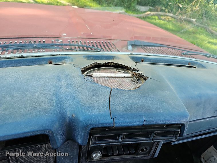 image for item DQ0122 1982 Ford F600  dump truck