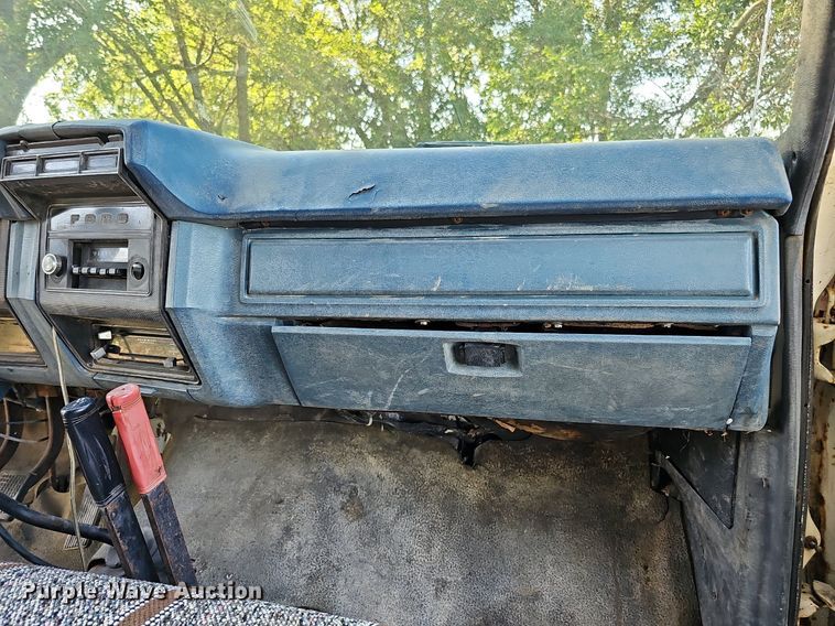 image for item DQ0122 1982 Ford F600  dump truck