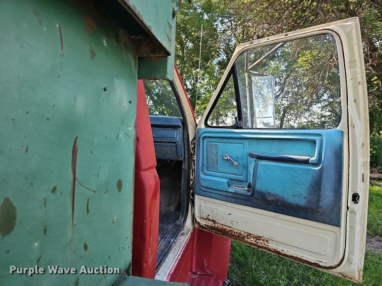 image for item DQ0122 1982 Ford F600  dump truck