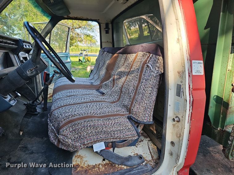 image for item DQ0122 1982 Ford F600  dump truck