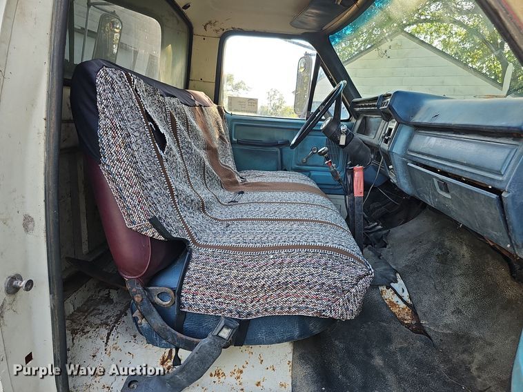 image for item DQ0122 1982 Ford F600  dump truck