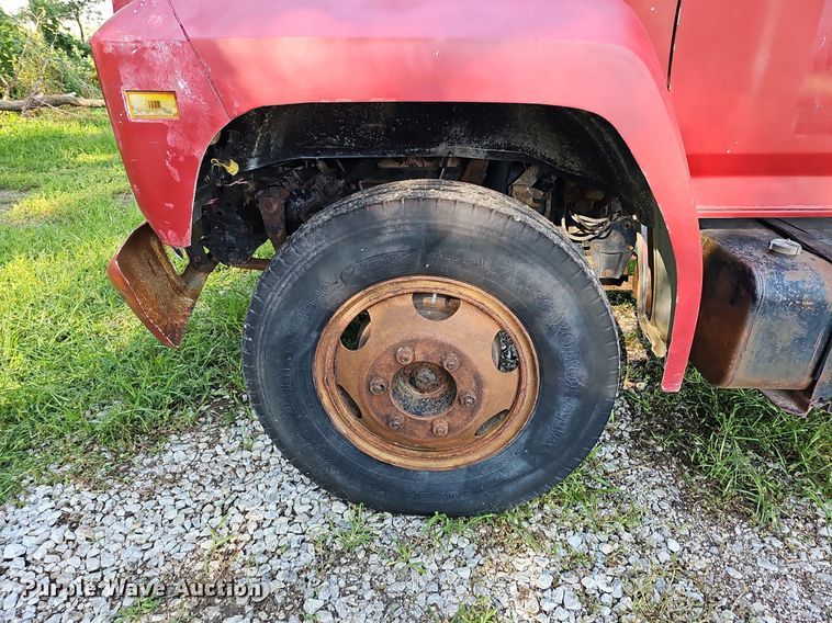 image for item DQ0122 1982 Ford F600  dump truck