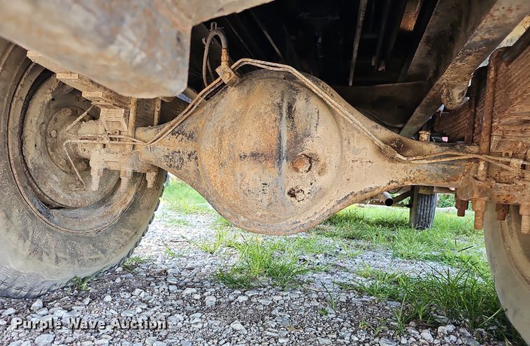 image for item DQ0122 1982 Ford F600  dump truck