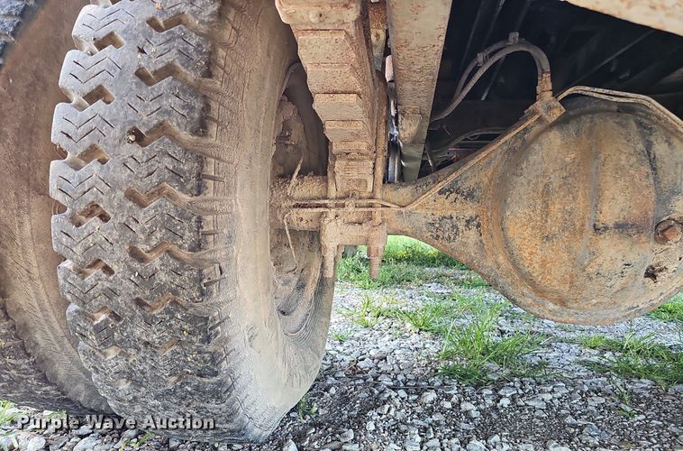 image for item DQ0122 1982 Ford F600  dump truck