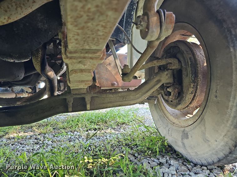 image for item DQ0122 1982 Ford F600  dump truck