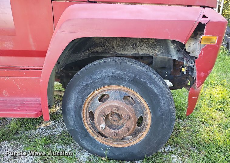 image for item DQ0122 1982 Ford F600  dump truck