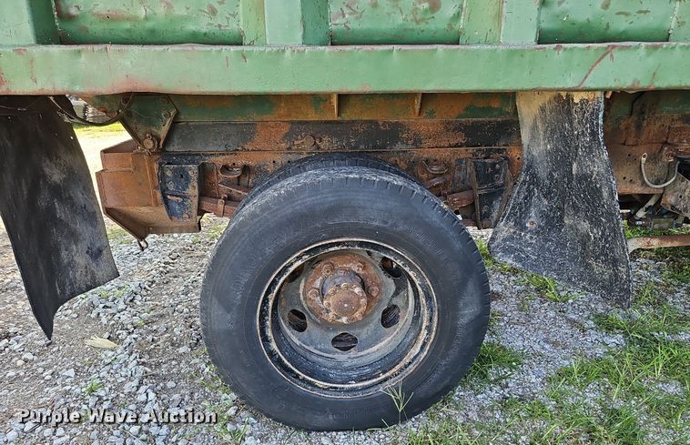 image for item DQ0122 1982 Ford F600  dump truck