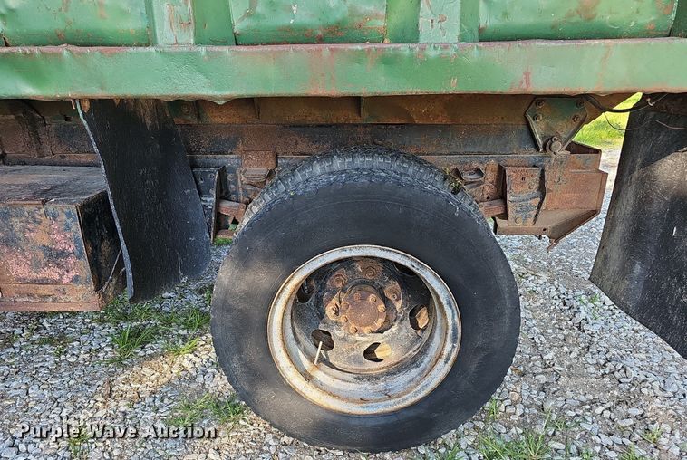 image for item DQ0122 1982 Ford F600  dump truck