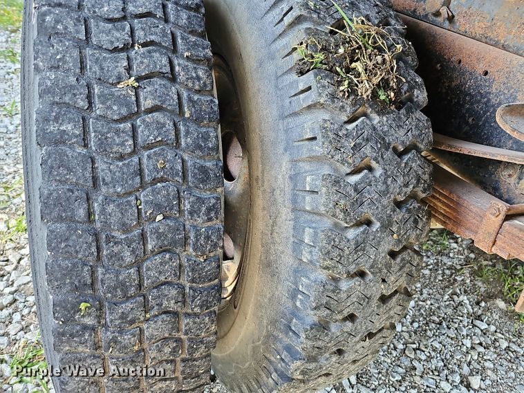 image for item DQ0122 1982 Ford F600  dump truck