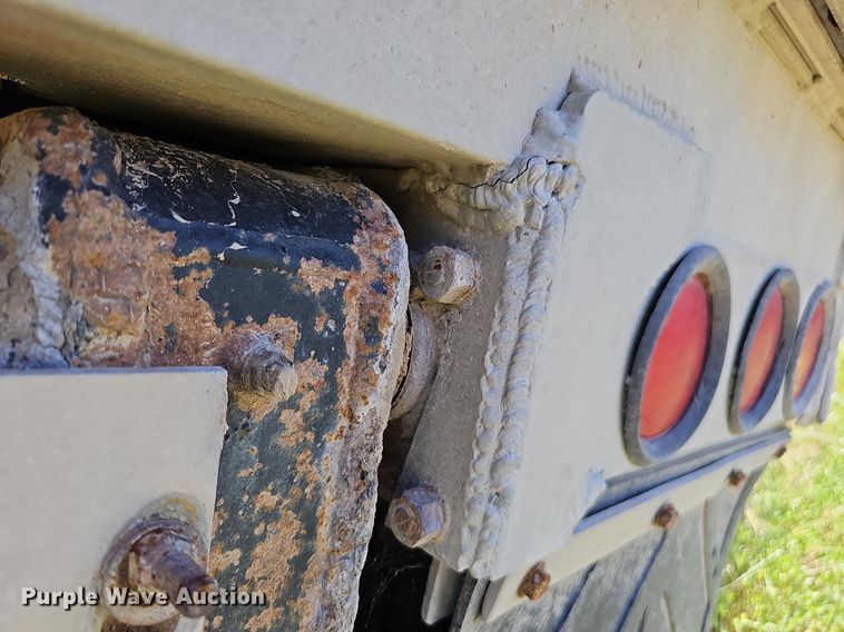 image for item DQ0126 1999 Cornhusker 800R-51698-463  end dump pup trailer