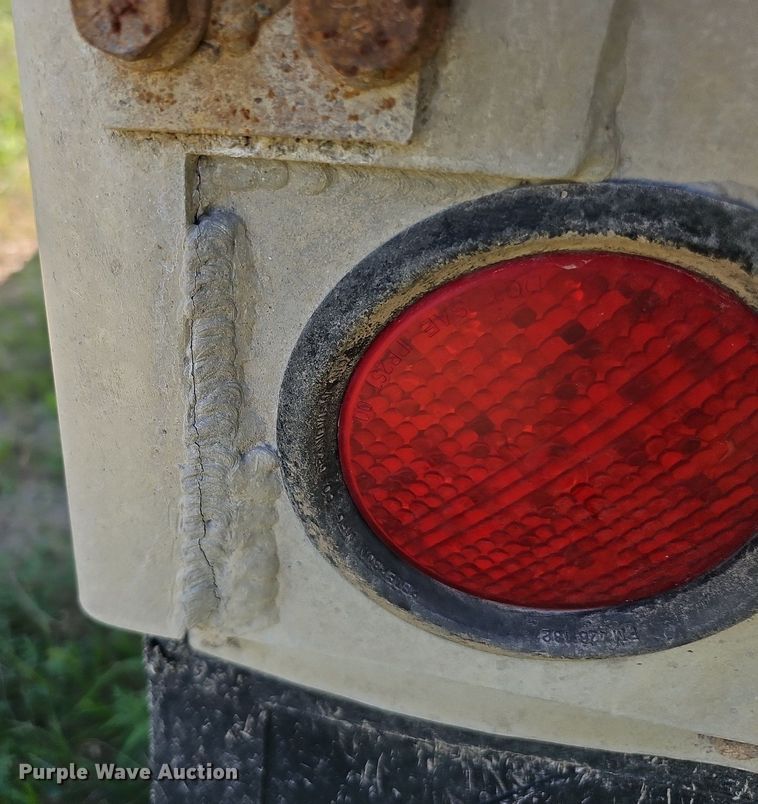 image for item DQ0126 1999 Cornhusker 800R-51698-463  end dump pup trailer