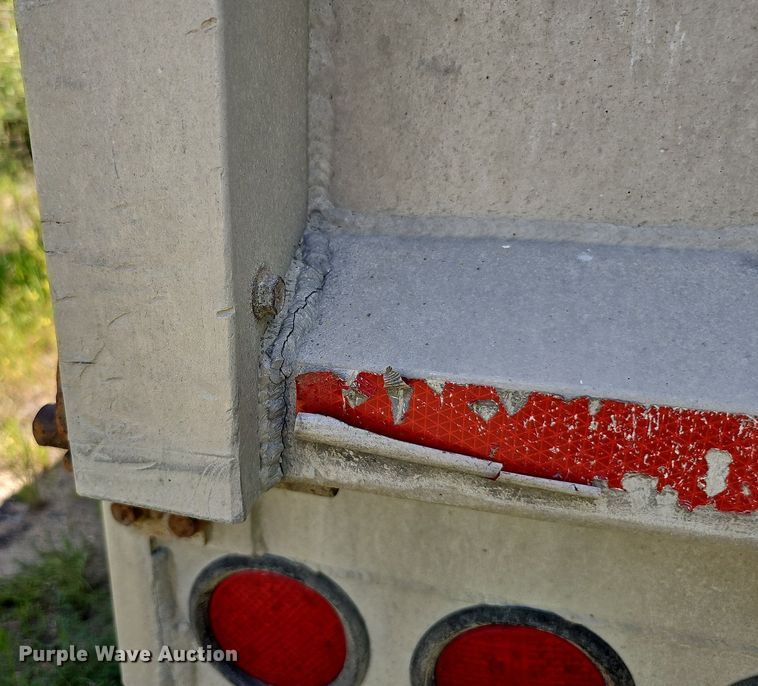 image for item DQ0126 1999 Cornhusker 800R-51698-463  end dump pup trailer