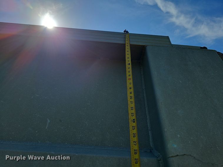 image for item DQ0126 1999 Cornhusker 800R-51698-463  end dump pup trailer