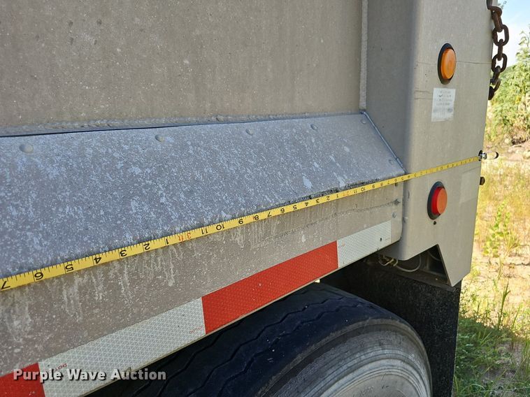 image for item DQ0126 1999 Cornhusker 800R-51698-463  end dump pup trailer