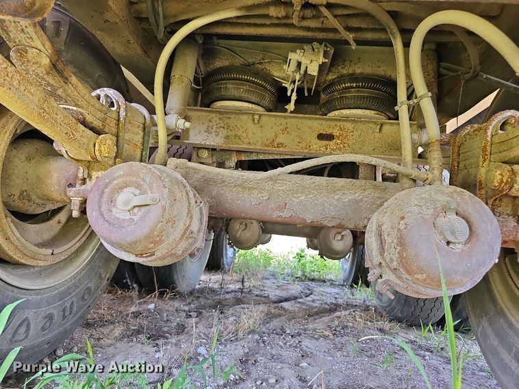 image for item DQ0126 1999 Cornhusker 800R-51698-463  end dump pup trailer