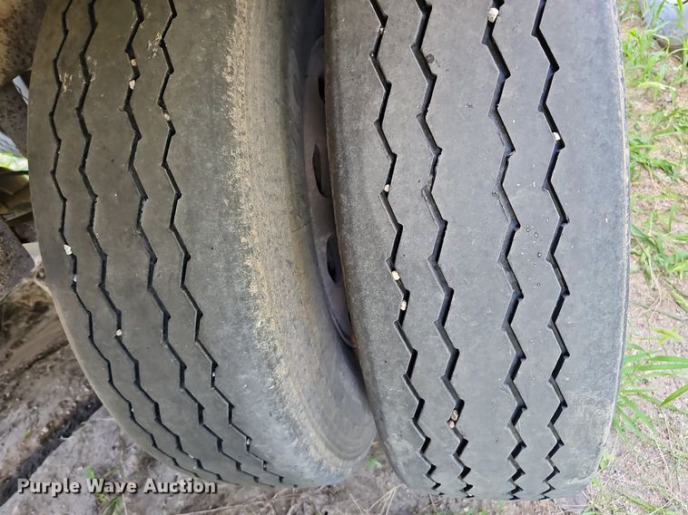 image for item DQ0126 1999 Cornhusker 800R-51698-463  end dump pup trailer