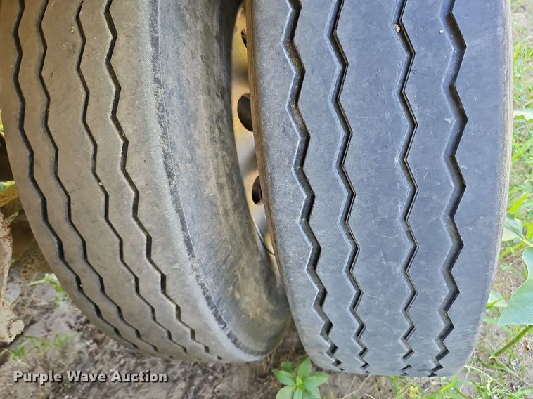 image for item DQ0126 1999 Cornhusker 800R-51698-463  end dump pup trailer