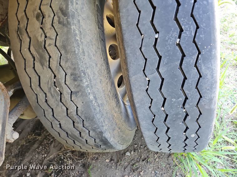 image for item DQ0126 1999 Cornhusker 800R-51698-463  end dump pup trailer