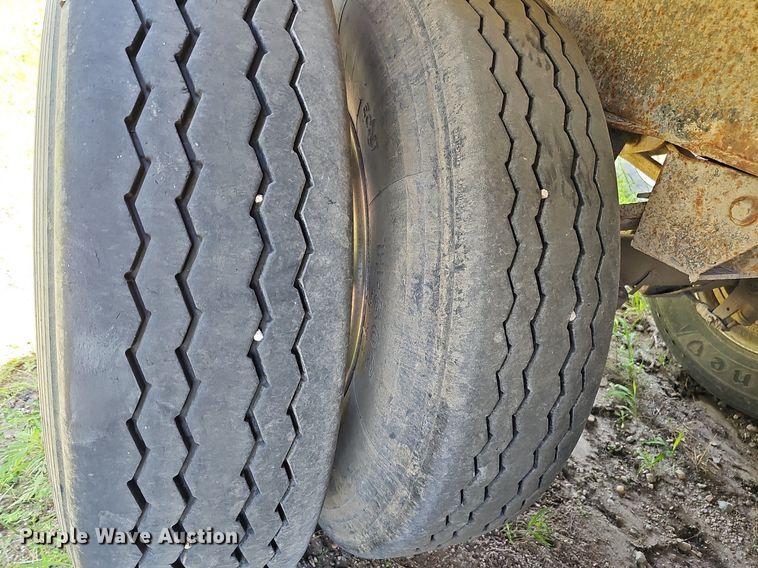 image for item DQ0126 1999 Cornhusker 800R-51698-463  end dump pup trailer