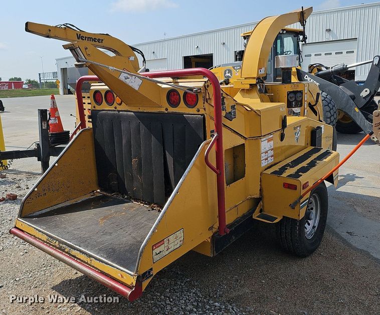image for item DQ0138 2005 Vermeer BC1400 XL  wood chipper