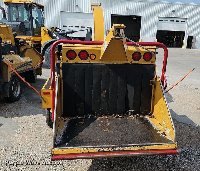 image for item DQ0138 2005 Vermeer BC1400 XL  wood chipper