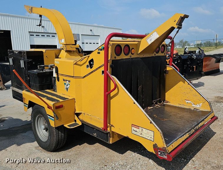 image for item DQ0138 2005 Vermeer BC1400 XL  wood chipper