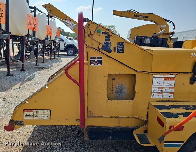 image for item DQ0138 2005 Vermeer BC1400 XL  wood chipper