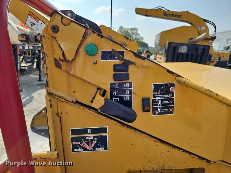image for item DQ0138 2005 Vermeer BC1400 XL  wood chipper