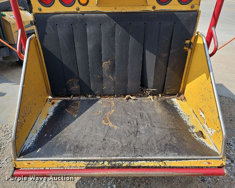 image for item DQ0138 2005 Vermeer BC1400 XL  wood chipper