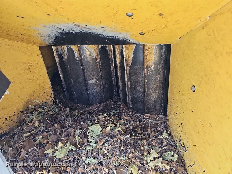 image for item DQ0138 2005 Vermeer BC1400 XL  wood chipper