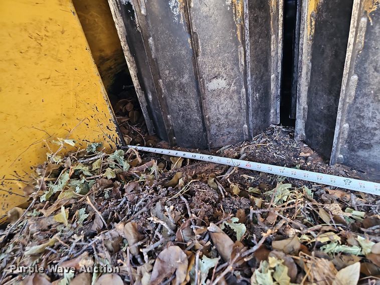 image for item DQ0138 2005 Vermeer BC1400 XL  wood chipper