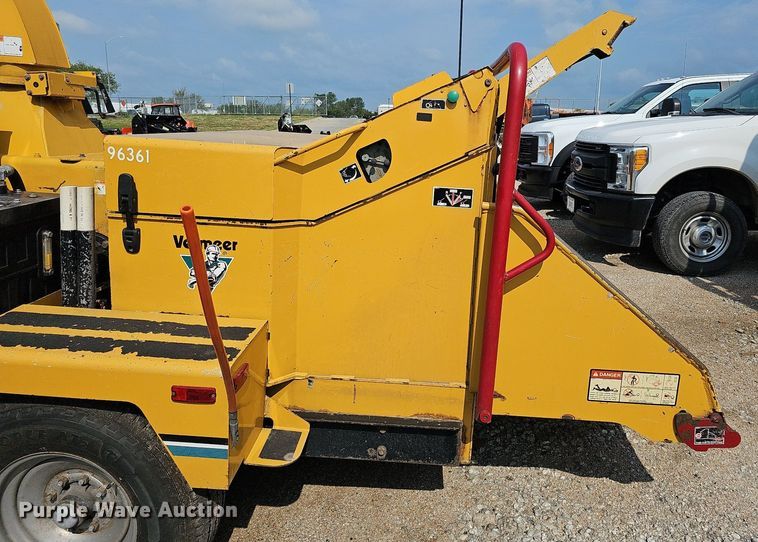 image for item DQ0138 2005 Vermeer BC1400 XL  wood chipper