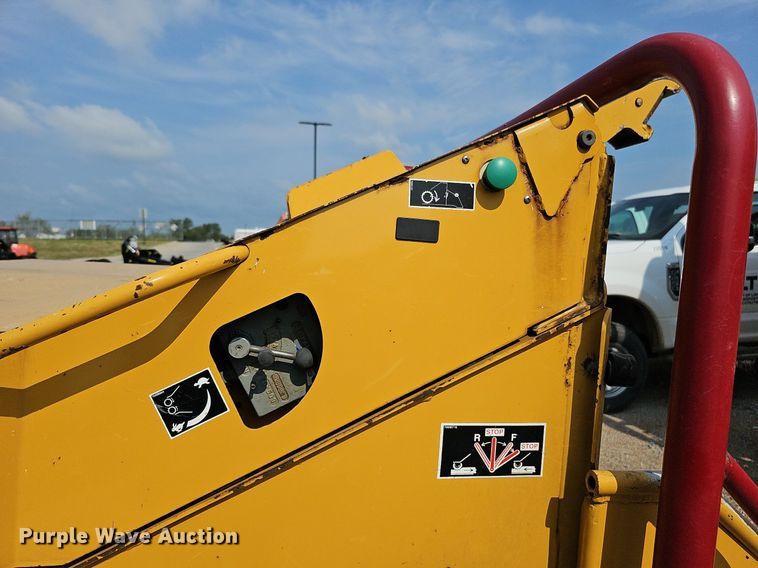 image for item DQ0138 2005 Vermeer BC1400 XL  wood chipper