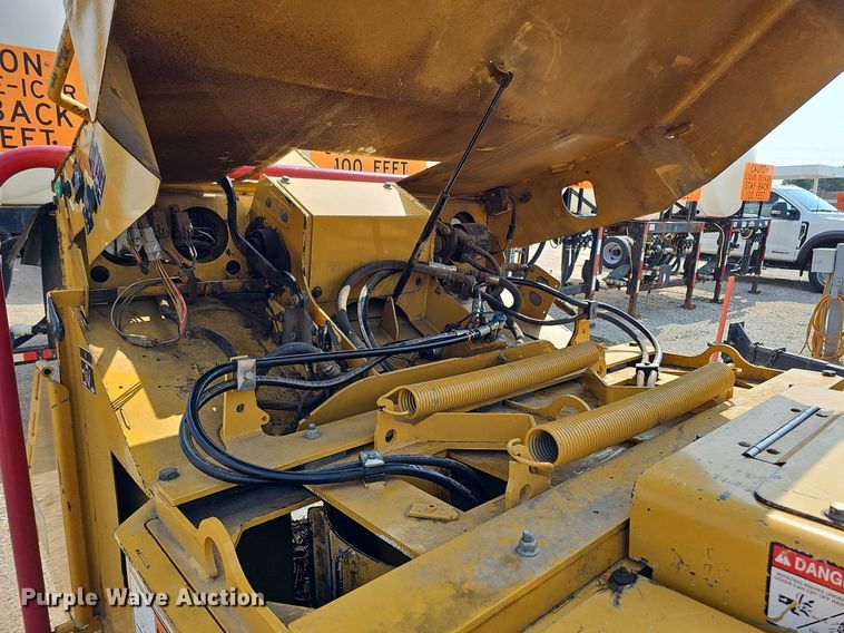 image for item DQ0138 2005 Vermeer BC1400 XL  wood chipper