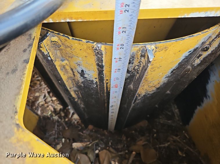 image for item DQ0138 2005 Vermeer BC1400 XL  wood chipper