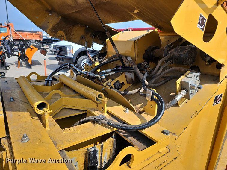 image for item DQ0138 2005 Vermeer BC1400 XL  wood chipper