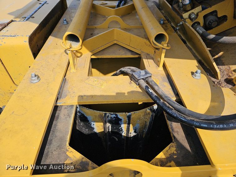 image for item DQ0138 2005 Vermeer BC1400 XL  wood chipper