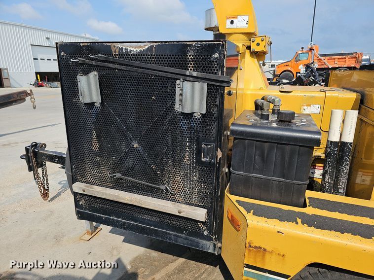 image for item DQ0138 2005 Vermeer BC1400 XL  wood chipper