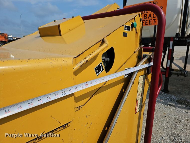 image for item DQ0138 2005 Vermeer BC1400 XL  wood chipper