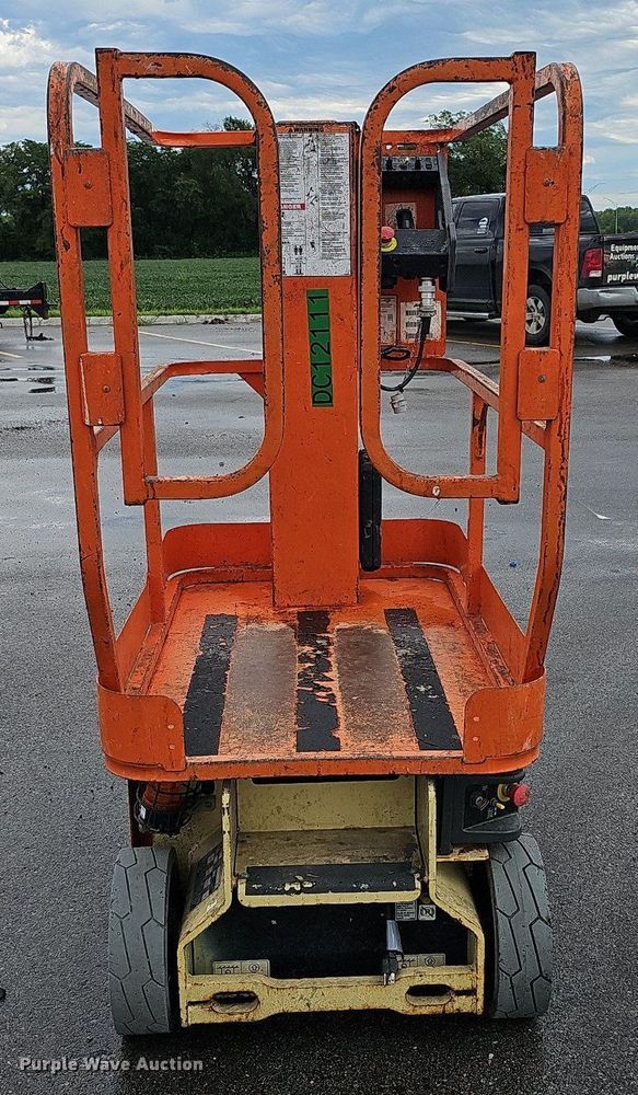 image for item DQ0144 2010 JLG 1230ES  vertical lift