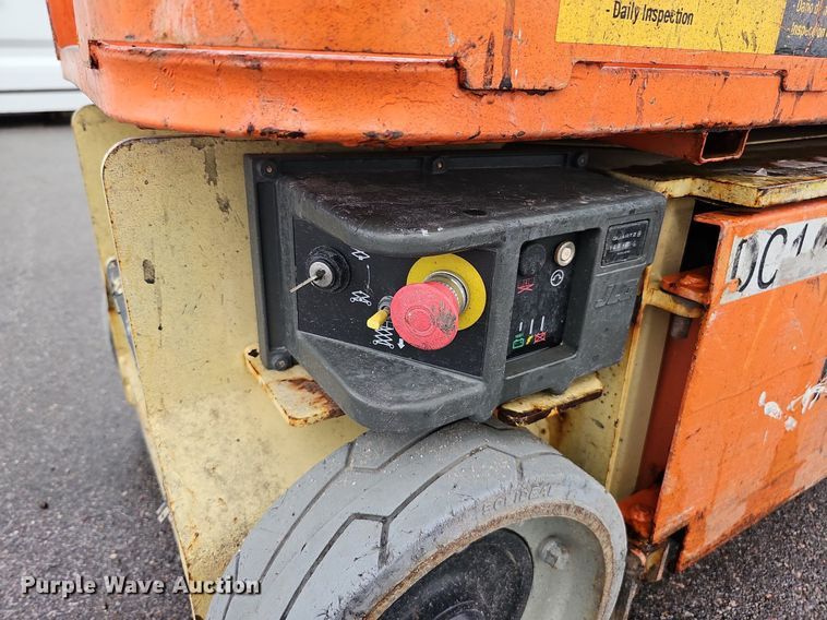 image for item DQ0144 2010 JLG 1230ES  vertical lift