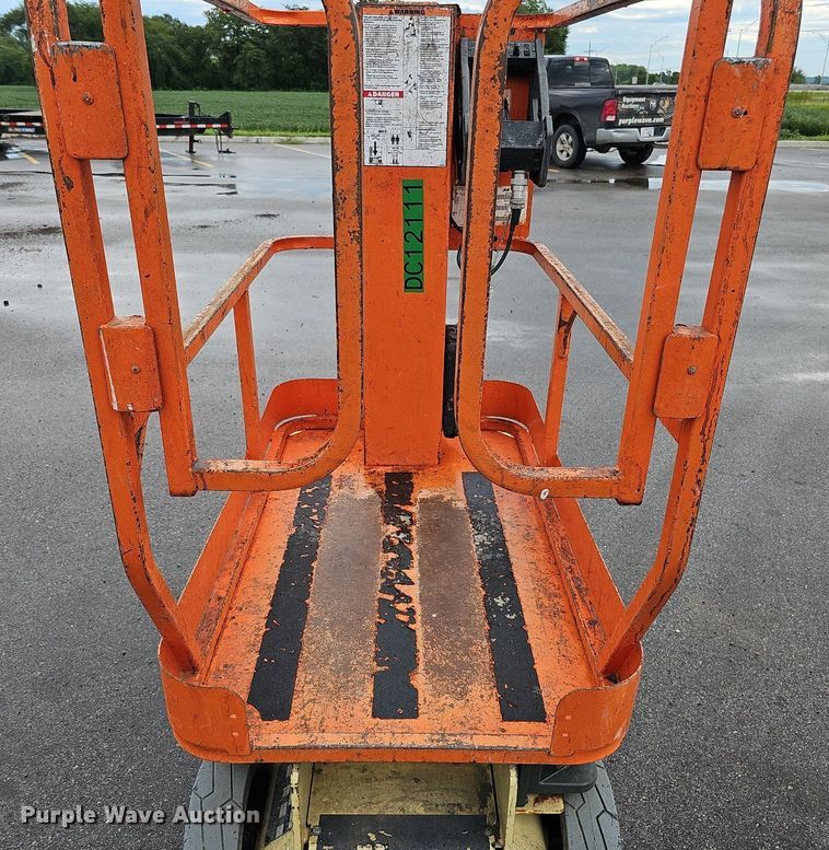 image for item DQ0144 2010 JLG 1230ES  vertical lift