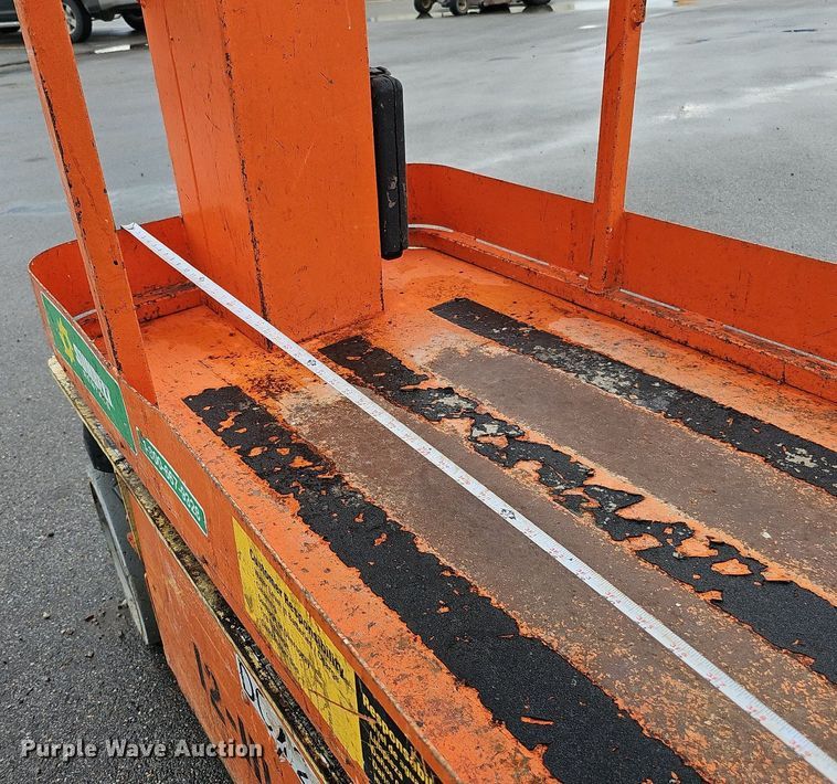 image for item DQ0144 2010 JLG 1230ES  vertical lift