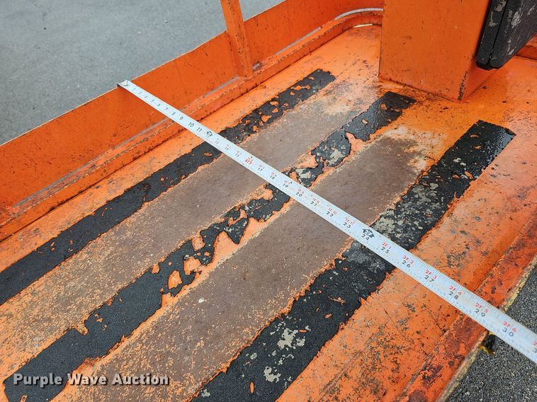 image for item DQ0144 2010 JLG 1230ES  vertical lift