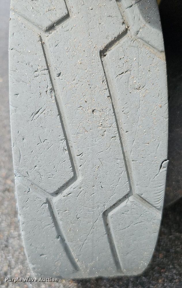 image for item DQ0144 2010 JLG 1230ES  vertical lift