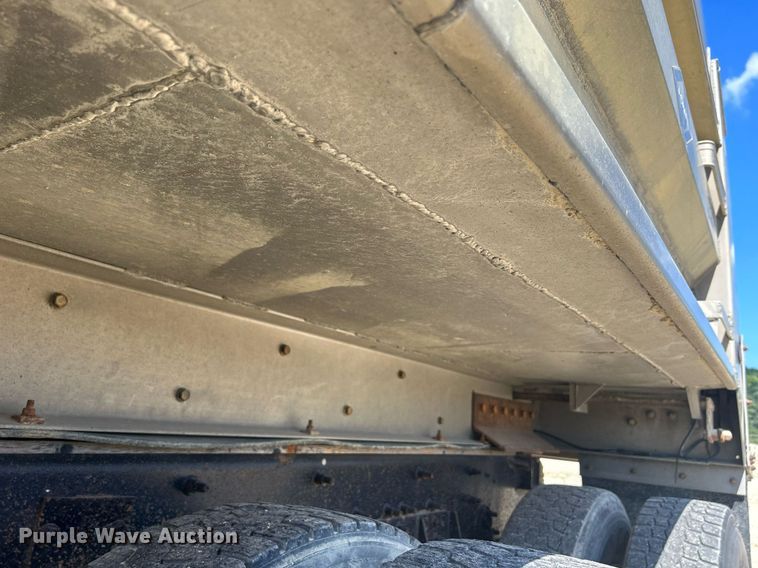 image for item DQ0893 2000 International 5600i  dump truck